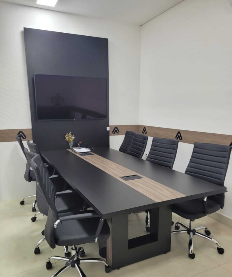Mesa de reunião com medidas especiais de acordo com o espaço do cliente